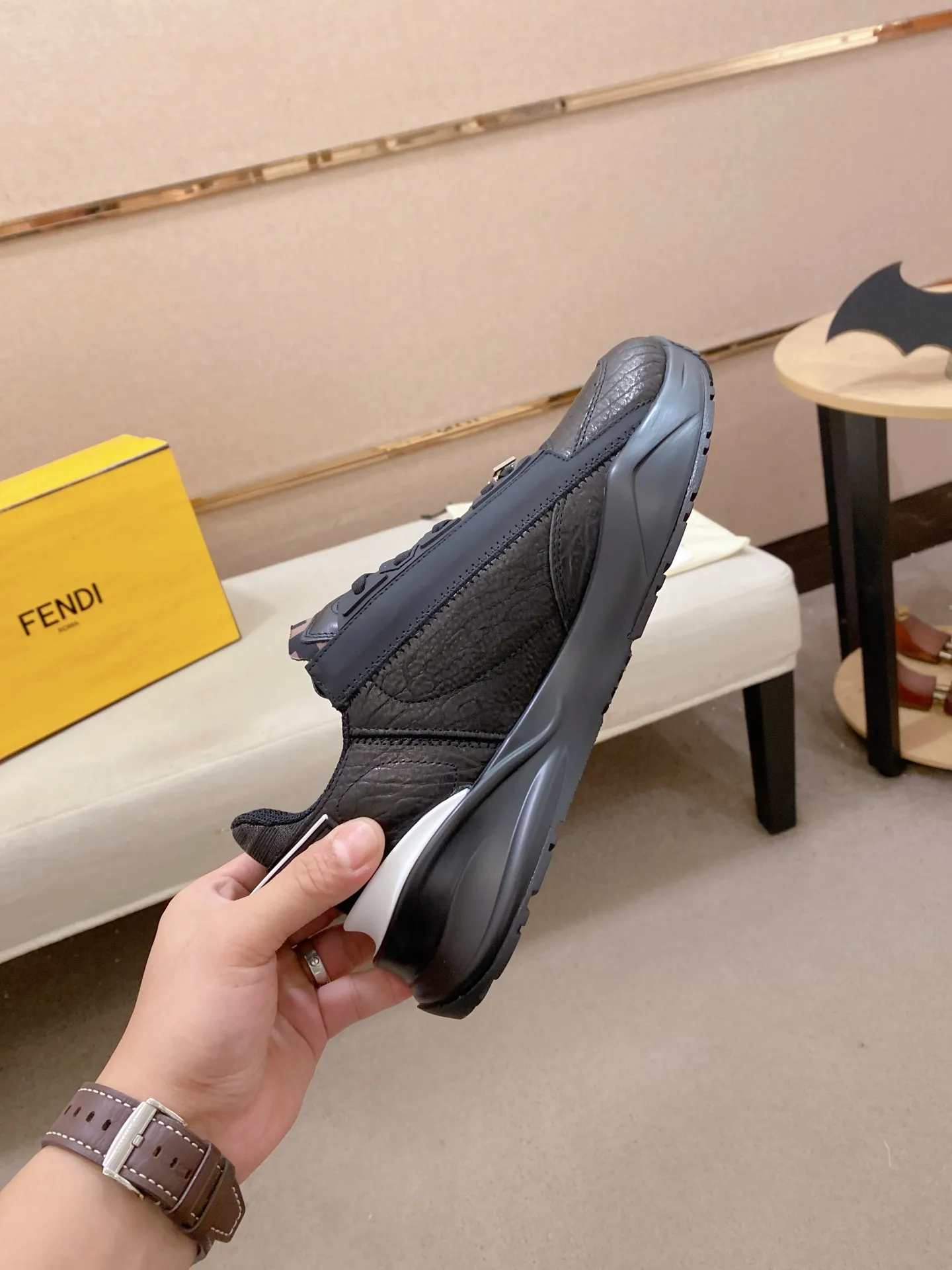 Factory price: 620💰(high version) [Fendi] Fendi’s latest casual shoes for men! Available at counters simultaneously! A one-to-one replica of the original. Made entirely of imported top-grain calfskin, the interior is made of top-grain water-dyed cowhide, and the original factory-supplied rubber outsole. Leading new fashion concepts. Matching code: 38-44 can be customized, 45 is not returnable!